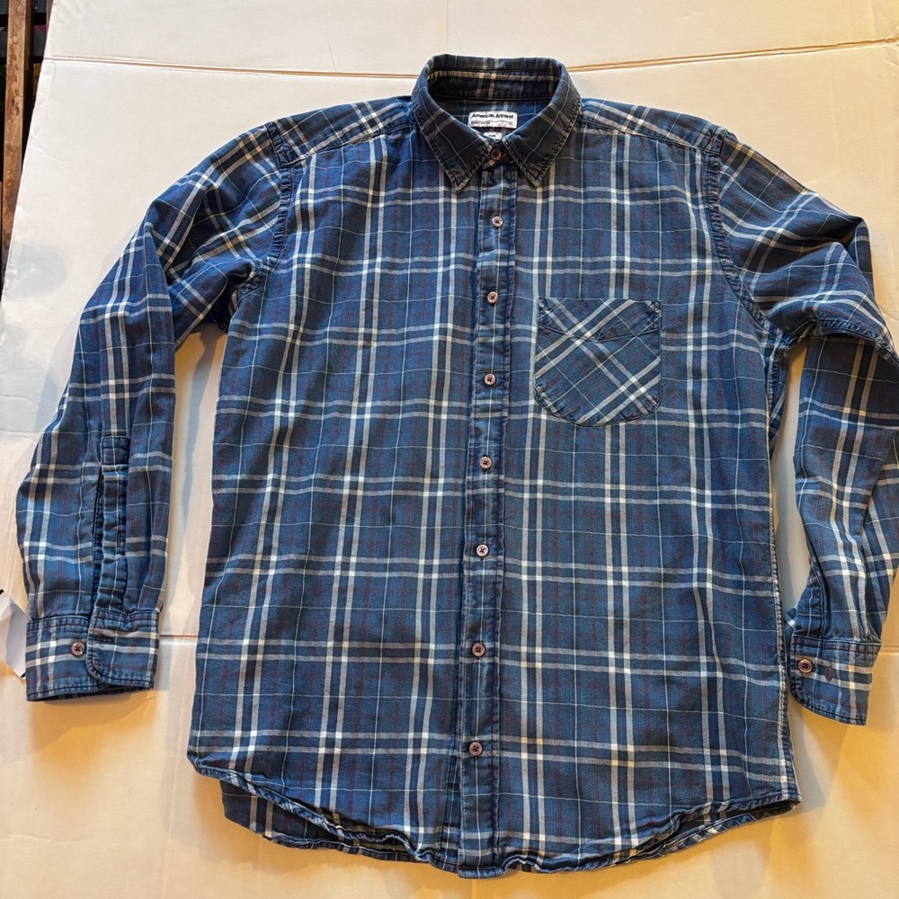 Vintage American Apparel
men’s button down
This is the softest cotton shirt!!